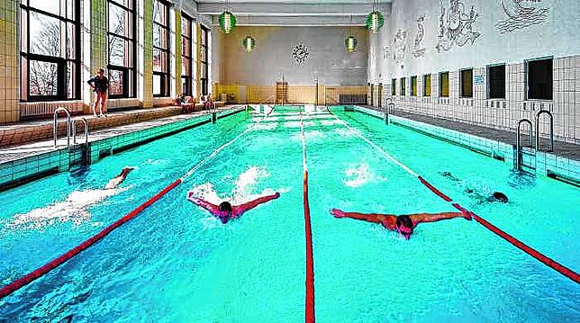 Vier Bahnen von 25 Metern Länge: Das Hallenbad am Seerhein ist ein tolles Gebäude und steht einschränkt auch der Öffentlichkeit zur ...