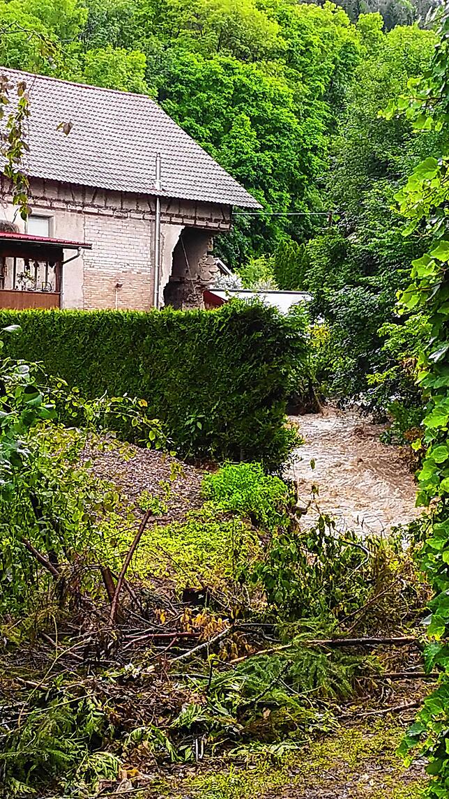 Ein Stück eines Haues wurde von den Fluten mitgerissen.