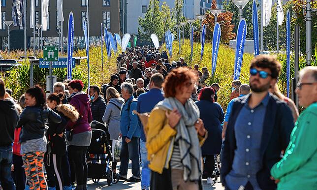 So voll war die Stadt schon lange nicht mehr: Viele Menschen nutzten das schöne Wetter, um den letzten verkaufsoffenen Sonntag des ...