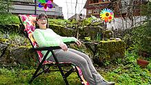 Doris Folles genießt in ihrem Garten den Frühling. Seit sie im Ruhestand ist, hat sie viel Zeit für derlei Dinge.