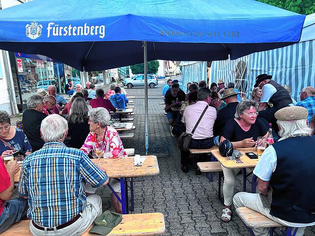 Schon früh am Mittag sind auch die Bänke vor dem Zelt der Gauchenzunft gefüllt.