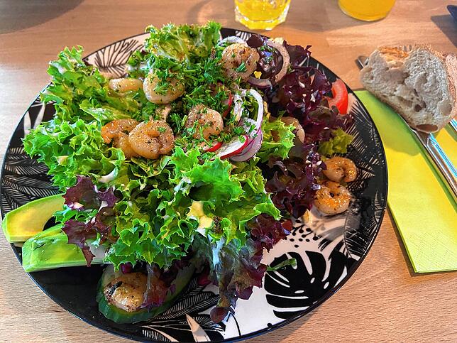 Das Fischgericht, ein bunter Salat mit Garnelen und Avocado. Die Menge an Dressing ist aber überschaubar.