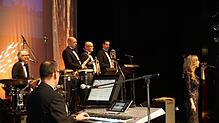 Sie verstehen ihr musikalisches Handwerk, die acht Musiker der Band Südlich von Stuttgart, die gesanglich wieder von Annette Kienzle ...