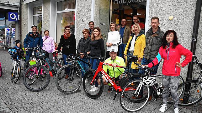 Das Team &bdquo;Wundervoll&ldquo;, das gemeinsam am Stadtradeln 2020 teilnimmt, stellt sich in der Stockacher Hauptstraße für ein ...