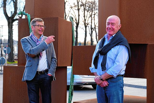 Museumsleiter Chrisoph Bauer und Künstler Werner Pokorny (v.l.) überwachten die Arbeiten an der Bahnhofstraße.