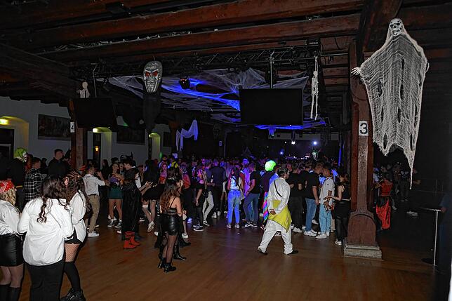 Bild 9: Schaurig-schöne Partystimmung mit Kürbis und Zombies