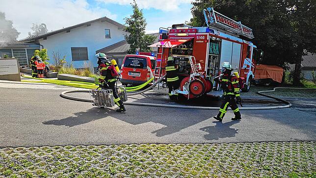 Wasserzugang wurde zu den Löschfahrzeugen verlegt, zusätzliche Schlauchverlängerungen zum Anschluss verteilt.