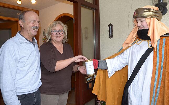 Inge und Clemens Rid spenden ebenso gern für das Kinderhilfswerk wie ihre Nachbarn. Verena streckt ihnen die Sammelbüchse hin, auf dass ...