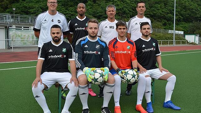 Neue Gesichter im Kader des FC Zell. Das Trainerteam mit Torwarttrainer Björn Freitag (links, stehend), Trainer Michael Schwald (Zweiter ...