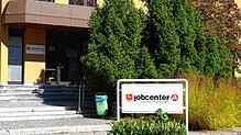 Der Gang zum Jobcenter ist nicht für jeden angenehm. Doch es gibt fast immer Hilfe. Allerdings gelten strenge Regeln und nicht jeder ...