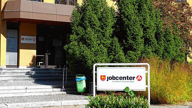 Der Gang zum Jobcenter ist nicht für jeden angenehm. Doch es gibt fast immer Hilfe. Allerdings gelten strenge Regeln und nicht jeder ...