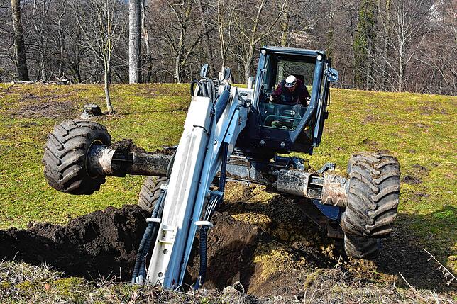 Wenn sich die Räder heben, stößt die Schaufel auf festen Grund. Der Bagger hätte seinen Arm 20 Meter ausfahren können, doch schon nach ...