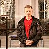 Jürgen Melzer steht im Radolfzeller Münster hinter dem Altar. Er ist der neue Diakon der katholischen Kirchengemeinde.
