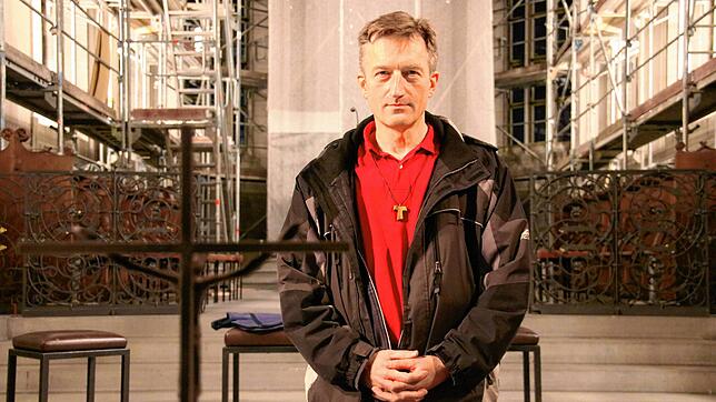 Jürgen Melzer steht im Radolfzeller Münster hinter dem Altar. Er ist der neue Diakon der katholischen Kirchengemeinde.