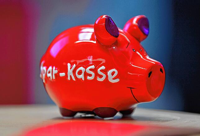 13 Prozent der deutschen Haushalte geben nach Daten der Bundesbank an, nicht genug Geld zu haben, um sparen zu können. Vier Prozent ...