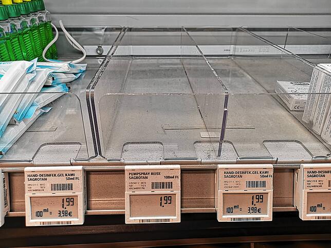 Desinfektionsmittel sind bei Rewe und Schmitds Markt ausverkauft.