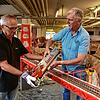Wehmütig packen Karl-Heinz Wach (links) und Hans-Jürgen Götz eine der großen Lokomotiven ein. Nach fünf Jahren im Technikmuseum sucht ...