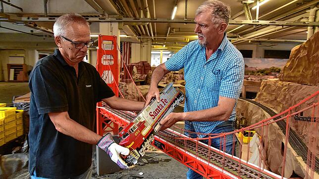 Wehmütig packen Karl-Heinz Wach (links) und Hans-Jürgen Götz eine der großen Lokomotiven ein. Nach fünf Jahren im Technikmuseum sucht ...