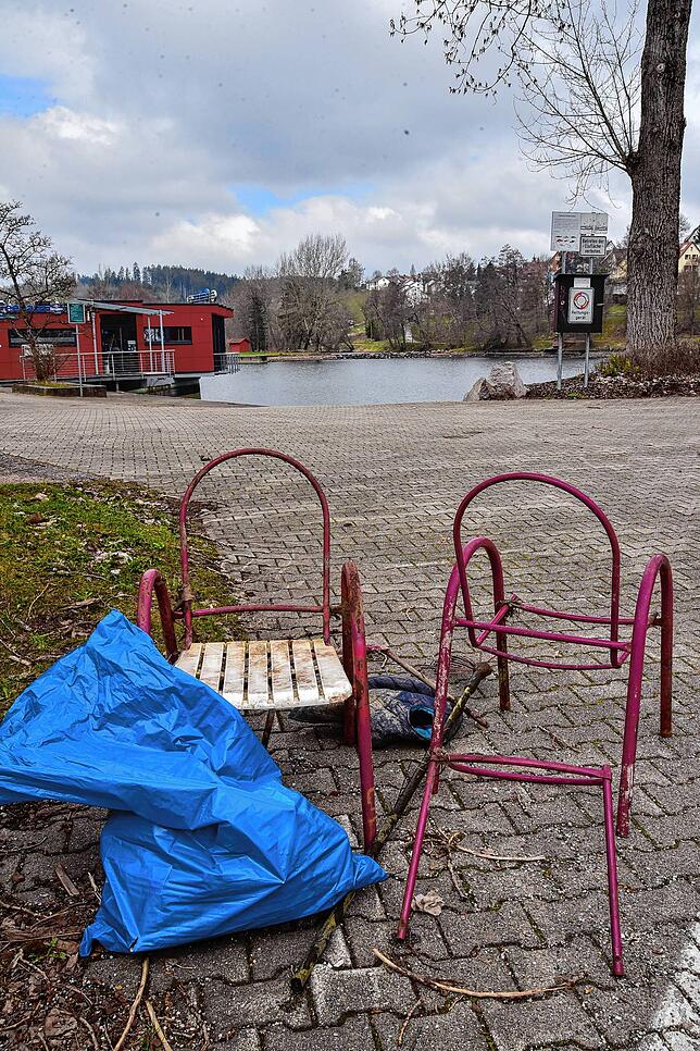 Aus dem Bereich am Klosterweiher sammelten Helfer unter anderem diese Stühle.