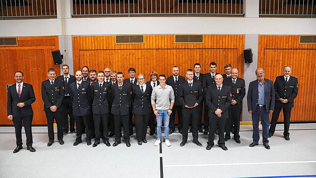 Geehrte und beförderte Kameraden (hinten v.l.): Josef Marco, Thomas Josef, Edwin Klöckler, David Imhäuser, Franziska Steinhauser, Sascha ...