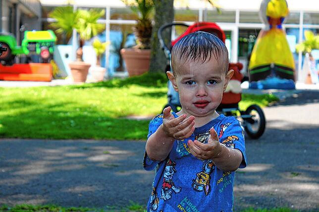 Dieses Strandbad ist seine Kindheit: Ben (2 Jahre) besucht oft seine Oma Maria Rauber in Immenstaad. Dann geht es ab ins Aquastaad.