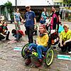 Ein tatkräftiges Team unterstützt den Inklusionsrat am Protesttag. Am Ende des 400 Meter langen Rundgang wurden 50 Barrieren markiert. ...