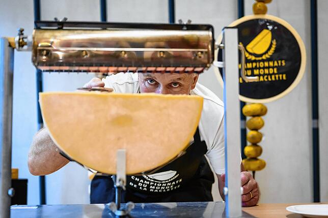 Der traditionelle Raclette-Ofen in Aktion bei der ersten Raclette-Weltmeisterschaft in der Schweiz. Sie fand im Oktober 2023 statt.