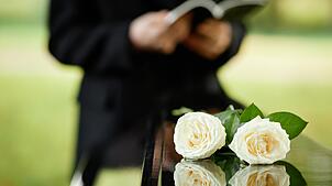 Ein Schlagersänger ist gestorben, wollte aber nicht, dass die Welt von seinem Tod erfährt.