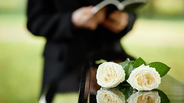 Ein Schlagersänger ist gestorben, wollte aber nicht, dass die Welt von seinem Tod erfährt.