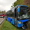 Die Kollision war so heftig, dass die Lenkung des Busses zerstört wurde und das Fahrzeug steuerlos nach links in die Böschung krachte.