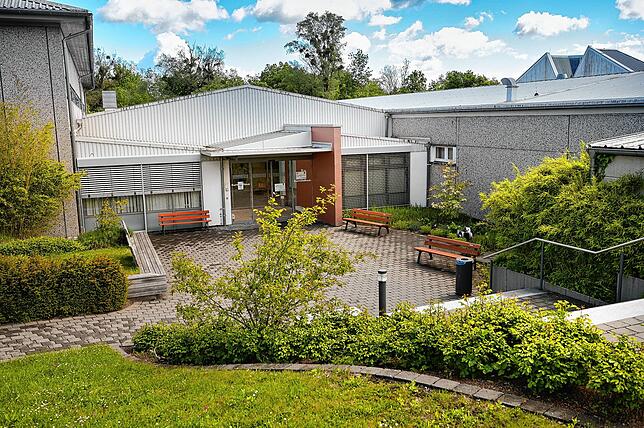 Ausgesprochen sanierungsbedürftig: Der Gemeinderat hat die Sanierung und den Umbau desKurmittelhauses unterhalb des Scheffelschlösschens ...