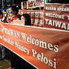 Unterstützer halten ein Willkommen-Banner vor dem Hotel, in dem die Sprecherin des US-Repräsentantenhauses Pelosi untergebracht werden ...