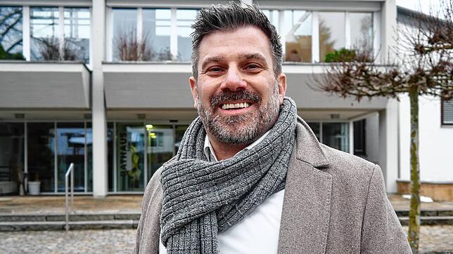 André Schmal vor dem Tengener Rathaus bei der Abgabe seiner Bewerbungsunterlagen Ende Januar. Nun hat er bekannt gegeben, dass er aus ...
