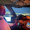Der Hüfinger Lufthansa-Pilot Matthias Wiehle im Nachtanflug auf die argentinische Hauptstadt Buenos Aires. Mit seinem Beruf ist er ...