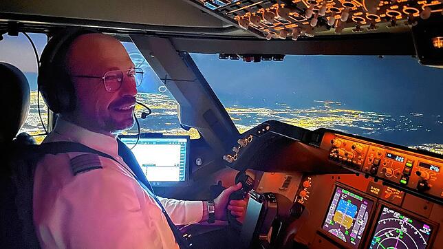 Der Hüfinger Lufthansa-Pilot Matthias Wiehle im Nachtanflug auf die argentinische Hauptstadt Buenos Aires. Mit seinem Beruf ist er ...