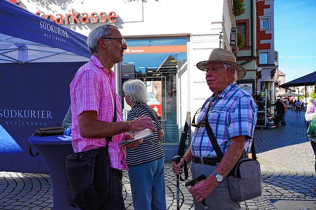 Siegfried Held (rechts) erklärt Redakteur Gerhard Hauser seine Vorstellungen vom öffentlichen Nahverkehr.
