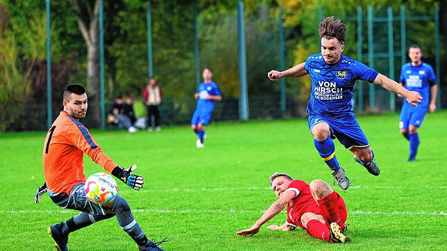 Lars Muffler (in der Luft) spielt kommende Saison mit dem SV Allensbach in der Bezirksliga Bodensee.