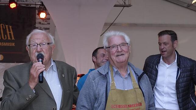 Gut aufgelegt waren Heinz Schöllhammer (links) und Manfred Vonnier beim Fassanstich zum 51. Parkfest der Musikkapelle Krauchenwies.