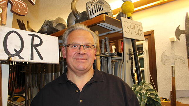 Karlheinz Scherzinger in der Waffenkammer der Kostümsammlung der Narrenzunft Eintracht. Hier muss die Elektrik neu gemacht werden.