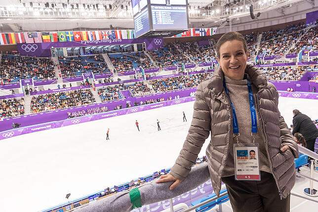 Die ehemalige Olympiasierin und Moderatorin Katarina Witt steht auf der Zuschauertribüne in der Ice Arena von Gangneung (Südkorea).
