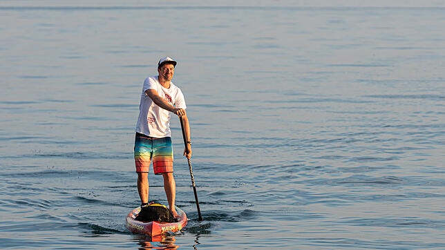 Er ist 65 Kilometer über den Bodensee gepaddelt: Dario Aemisegger war auf dem SUP von Bodman nach Bregenz unterwegs