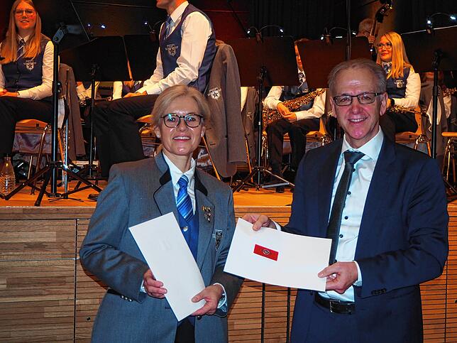 Stadtmusikerin Sabine lang bekommt die Landesehrennadel für außergewöhnliches ehrenamtliches Engagement. Bürgermeister Johannes Moser ...