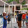 Einen beleuchteten Riesenwürfel als neuen Kunstraum wollen Victoria Graf und Daniel Rahn (beide vorne in Aktion) an der Böhringer ...