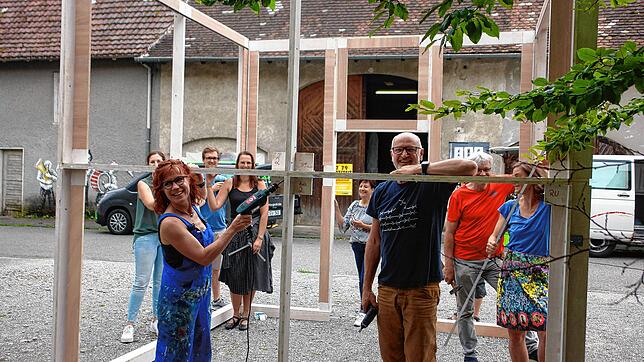 Einen beleuchteten Riesenwürfel als neuen Kunstraum wollen Victoria Graf und Daniel Rahn (beide vorne in Aktion) an der Böhringer ...