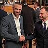 Der neuer Görwihler Bürgermeister Mike Biehler (links) nimmt nach der offiziellen Verkündung des Wahlergebnisses in der Hotzenwaldhalle ...