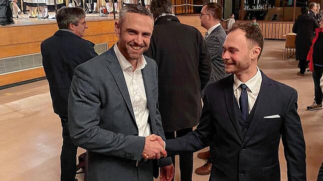 Der neuer Görwihler Bürgermeister Mike Biehler (links) nimmt nach der offiziellen Verkündung des Wahlergebnisses in der Hotzenwaldhalle ...