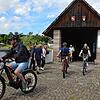 Radler fahren beim Slowup 2024 über die historische Holzbrücke von Bad Säckingen nach Stein. Jährlich beteiligen sich auch am Hochrhein ...