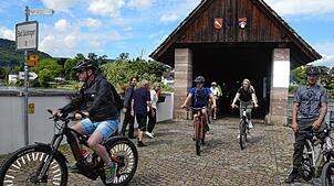 Radler fahren beim Slowup 2024 über die historische Holzbrücke von Bad Säckingen nach Stein. Jährlich beteiligen sich auch am Hochrhein ...