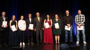 Die Preisträger der Dr. Winkler Stiftung zur Förderung junger Talente mit Hans-Henning Winkler. Foto: Hochschule Furtwangen