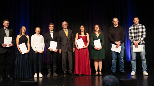 Die Preisträger der Dr. Winkler Stiftung zur Förderung junger Talente mit Hans-Henning Winkler. Foto: Hochschule Furtwangen